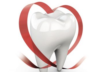 Lavare i denti per prevenire le infezioni cardiache